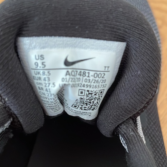 Men’s. Nike. 9.5 - Picture 3 of 5